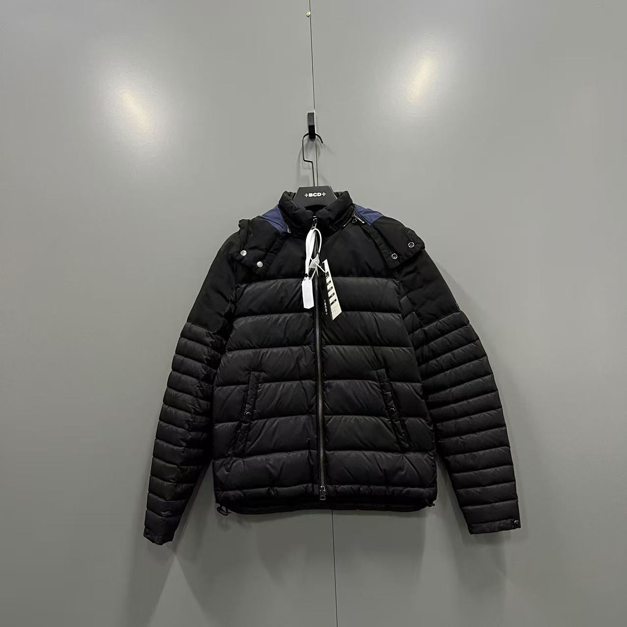 95新 BURBERRY/博柏利 （bb）202  黑色连帽羽绒服 M码