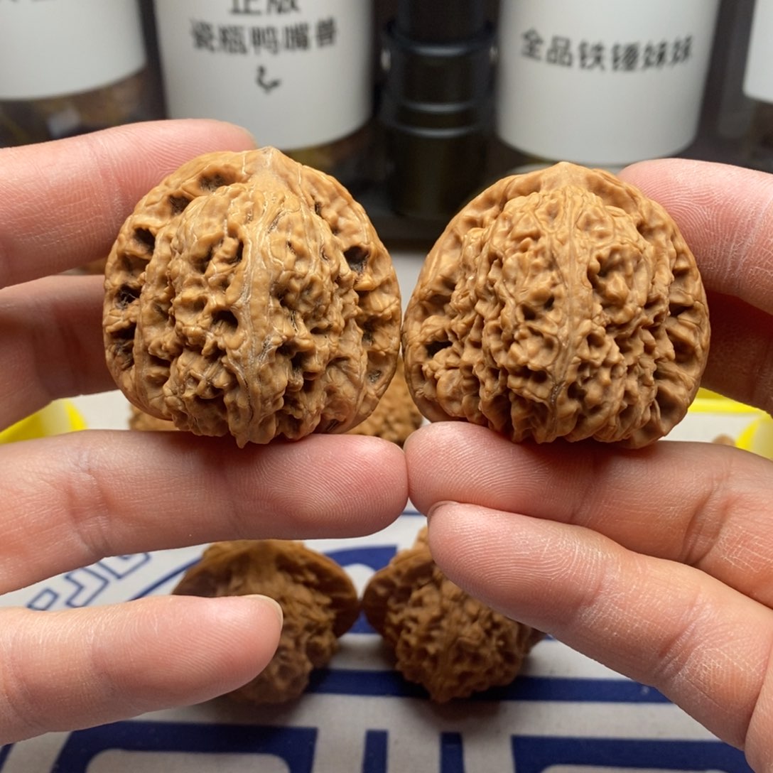 核桃把件四四南疆石