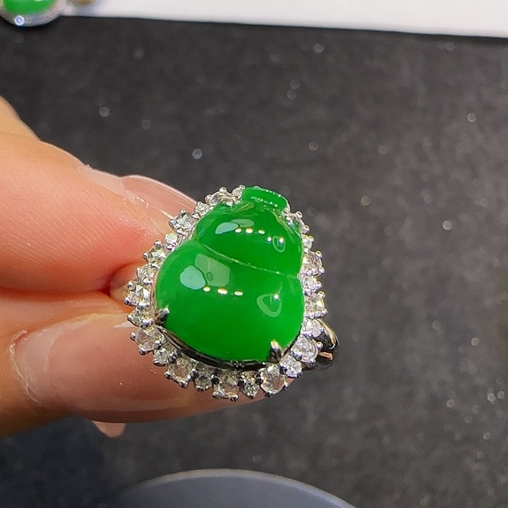 翡翠戒指18K金镶嵌。