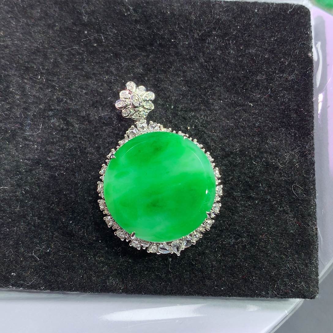 翡翠吊坠(赠链)18K金镶嵌