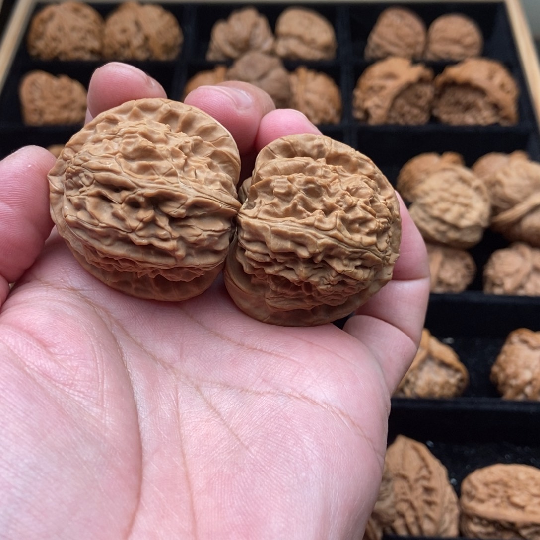 文玩核桃吊坠三角白