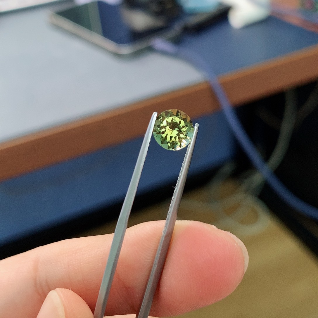 碧玺1.4克拉正圆钻切未镶嵌