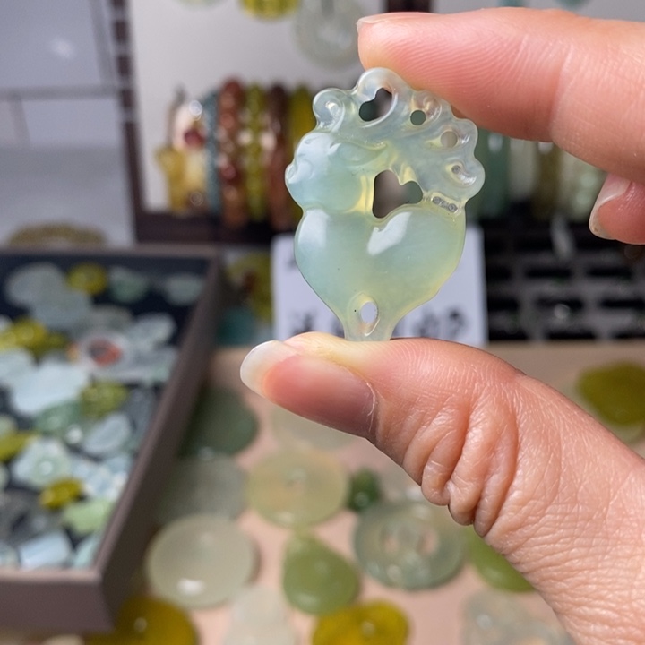 蛇纹石玉颈饰未镶嵌