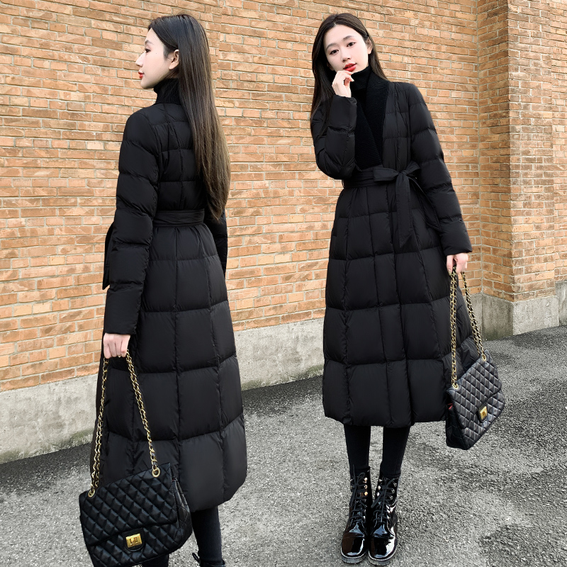 黑色拼接v领过膝外套系带2025新款女装冬季修身收腰长款羽绒服女