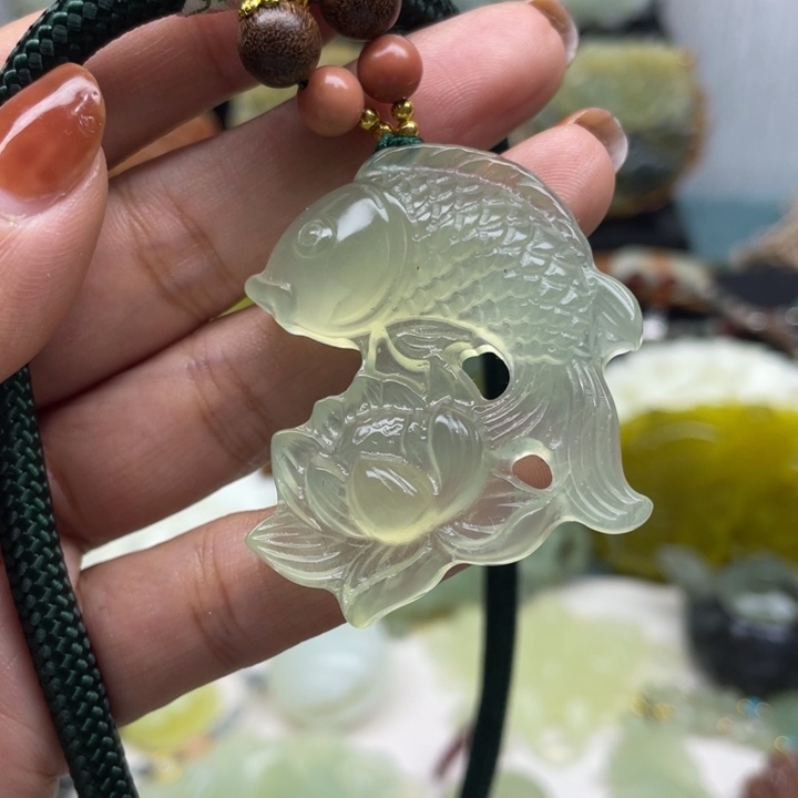 蛇纹石玉未镶嵌颈饰