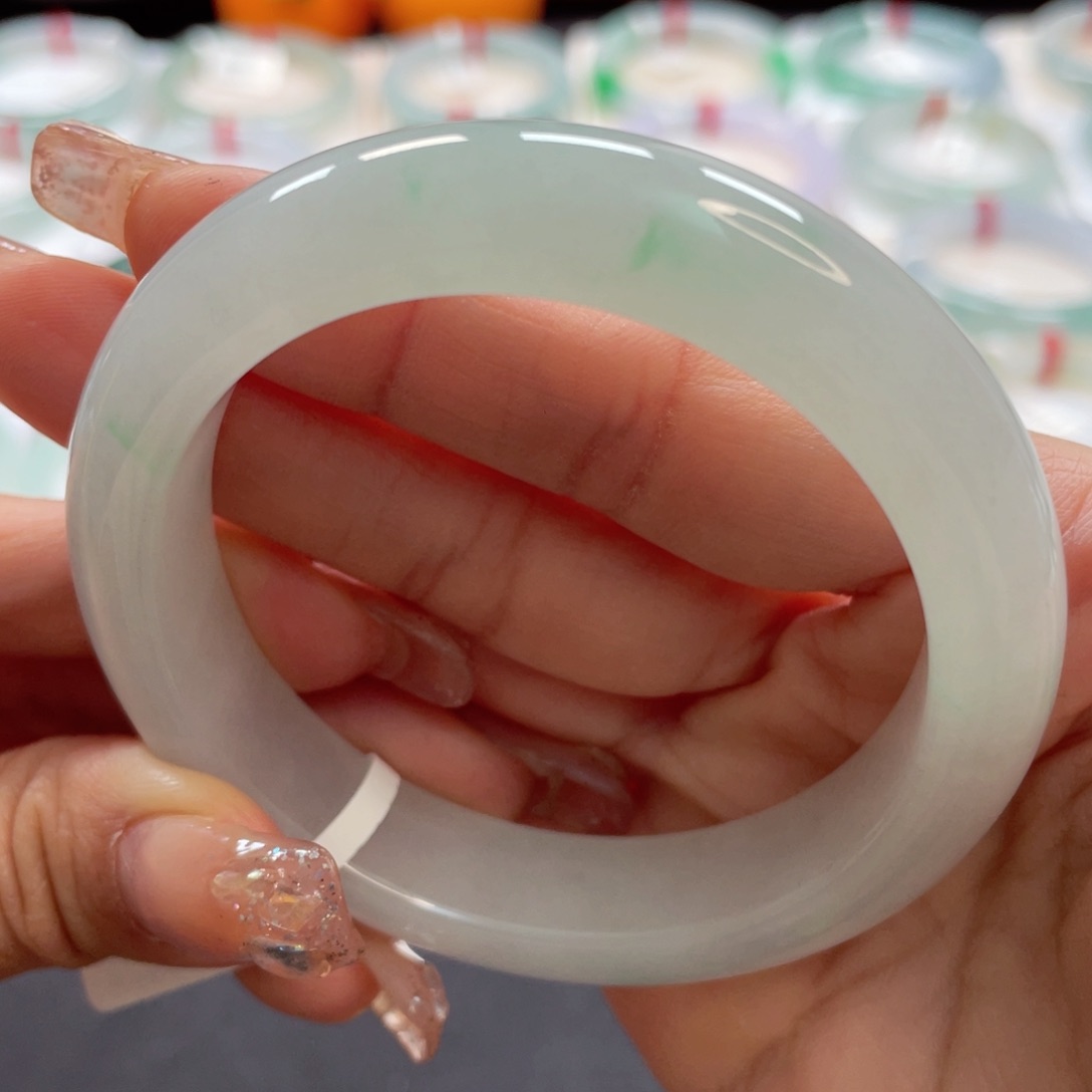 【闪购商品】翡翠手镯未镶嵌55胶润白底飘绿12号