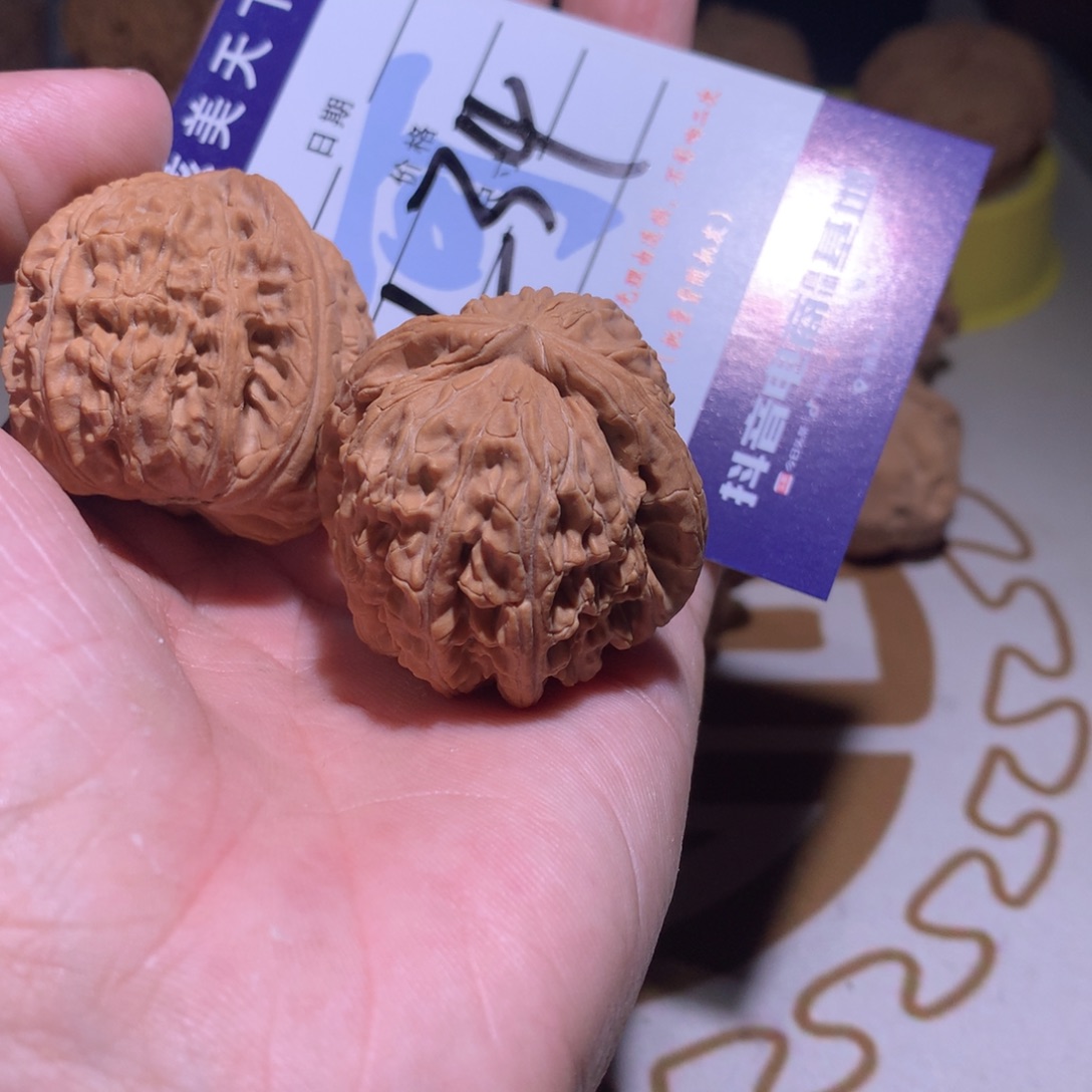 文玩核桃吊坠白狮子