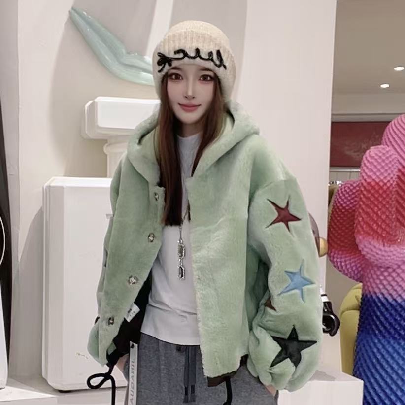 【SUSU推荐】2025女带帽短款休闲风常规长袖皮毛一体外套-598
