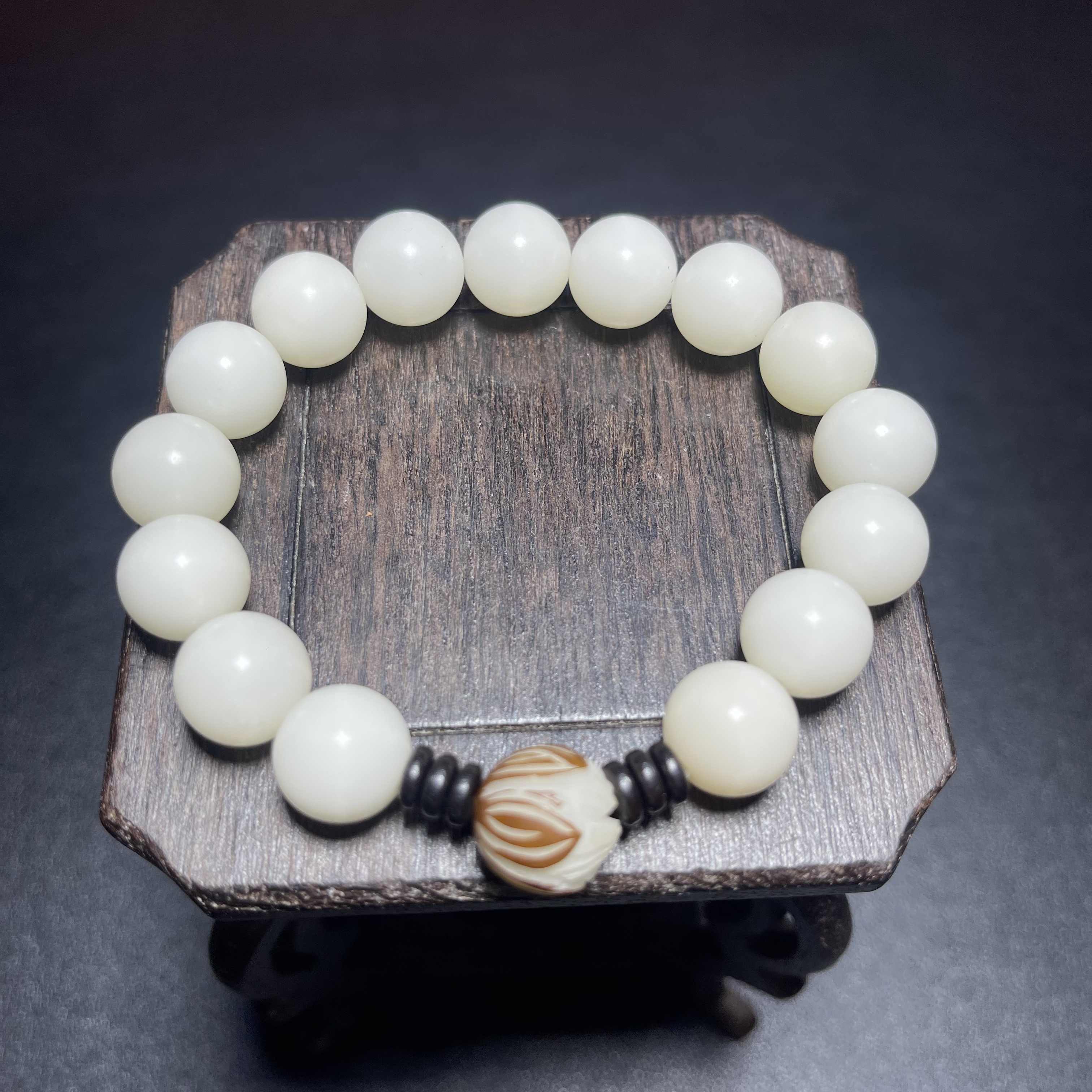 FA107白玉菩提带莲花 12mm (无礼盒）