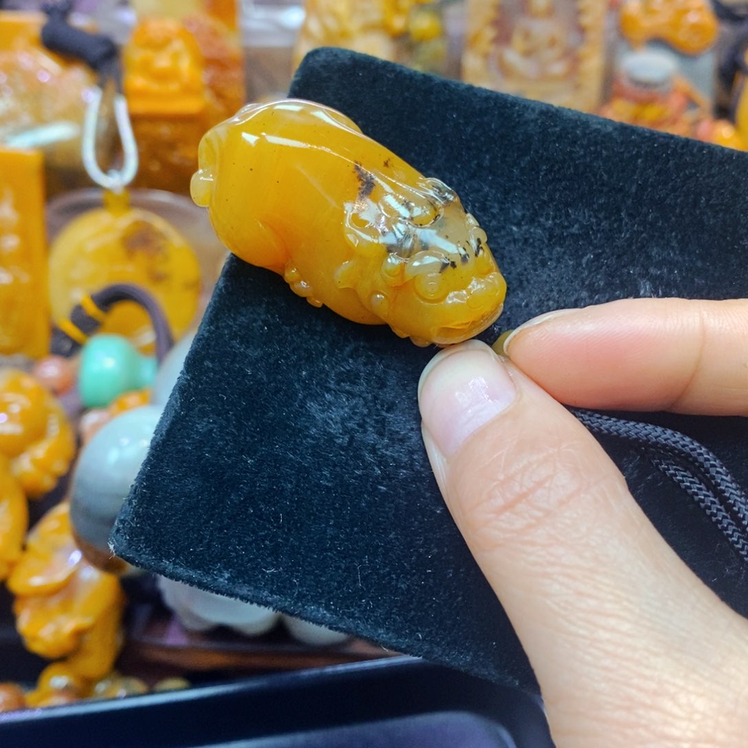 未镶嵌石英质玉（黄龙玉）颈饰