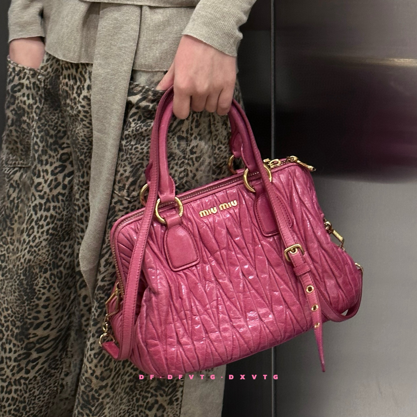 95新 MIU MIU/缪缪 miumiu 玫粉色褶皱斜挎包K