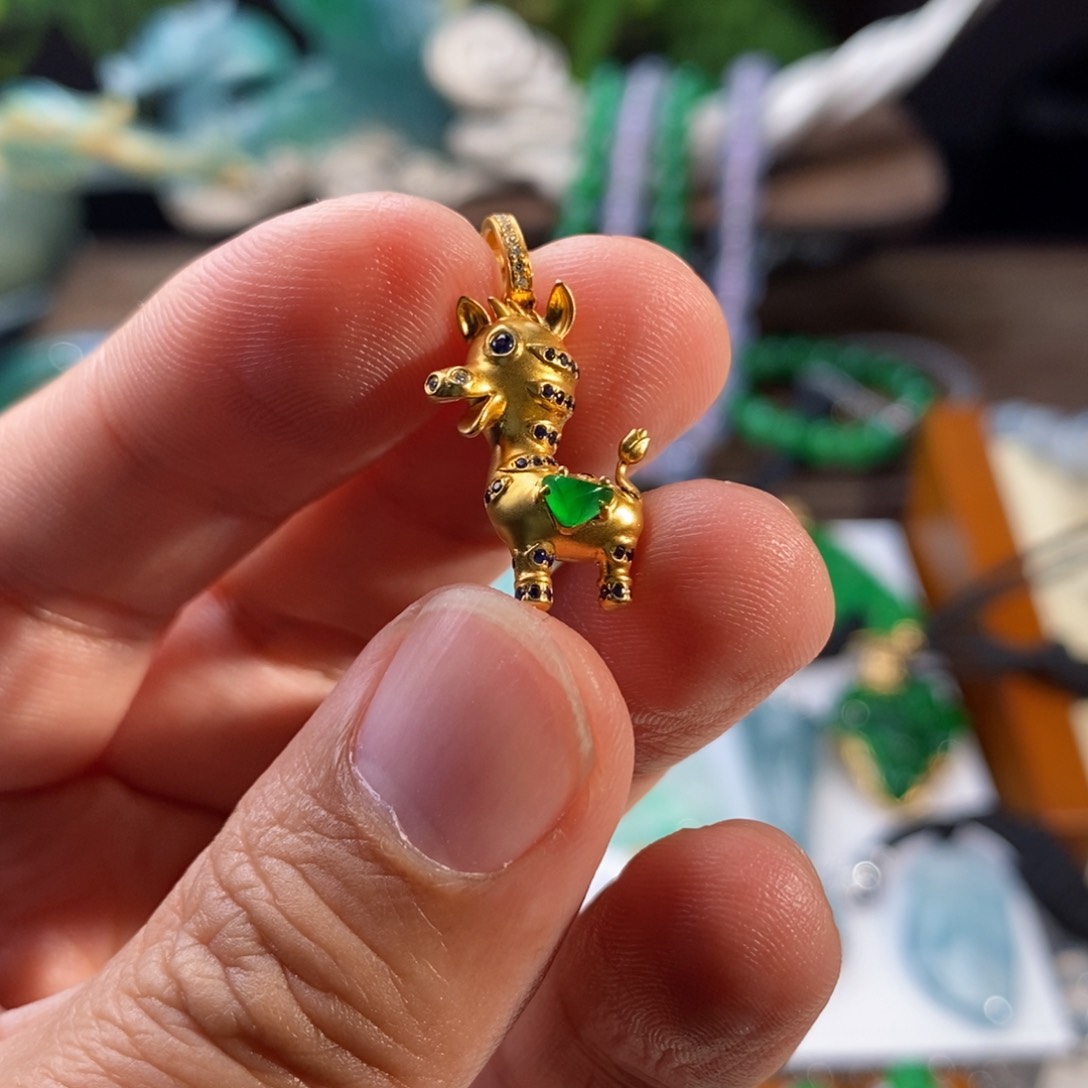 翡翠颈饰18K金镶嵌小毛驴？斑马？傻傻分不清楚