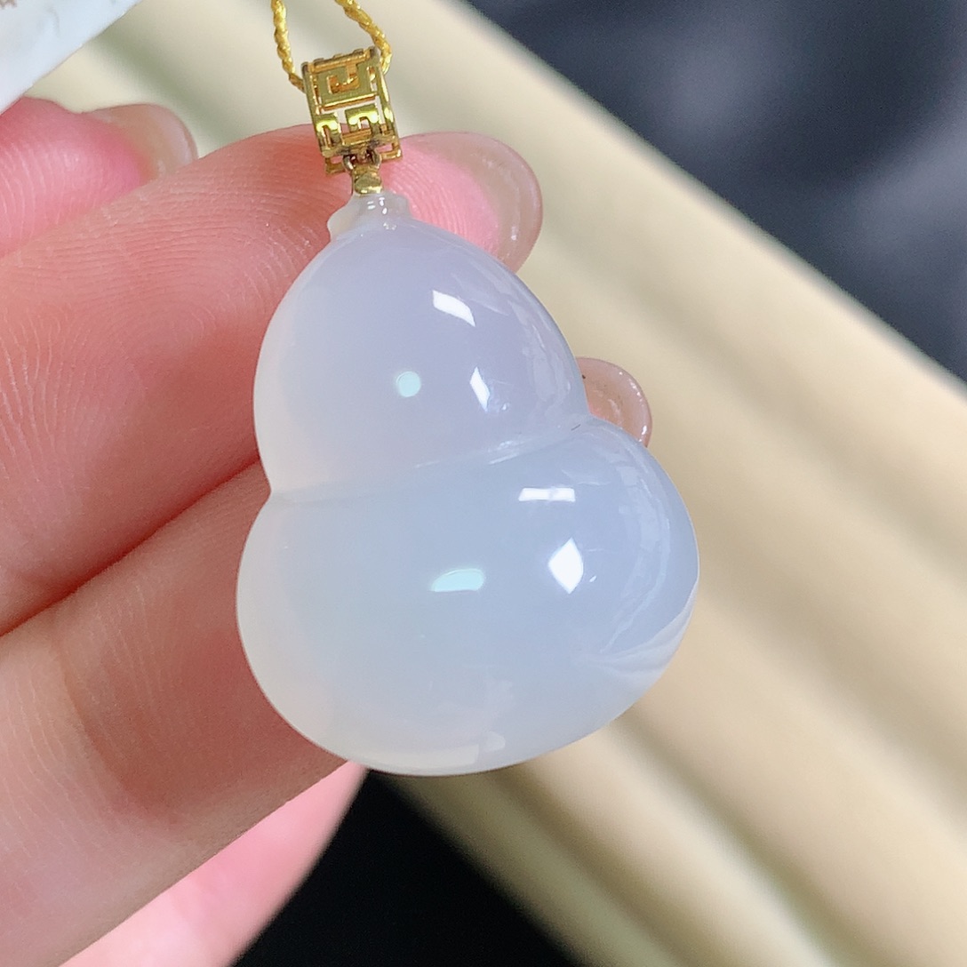 翡翠18K金镶嵌颈饰葫芦