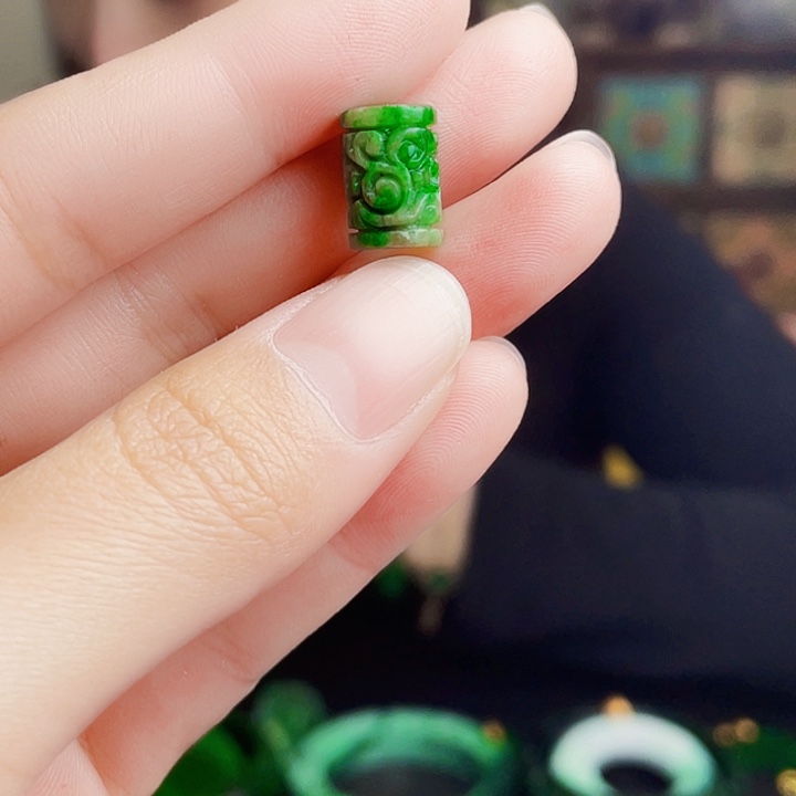 翡翠未镶嵌颈饰多样性