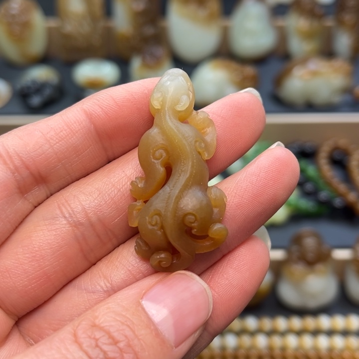 和田玉（糖玉）颈饰未镶嵌定制