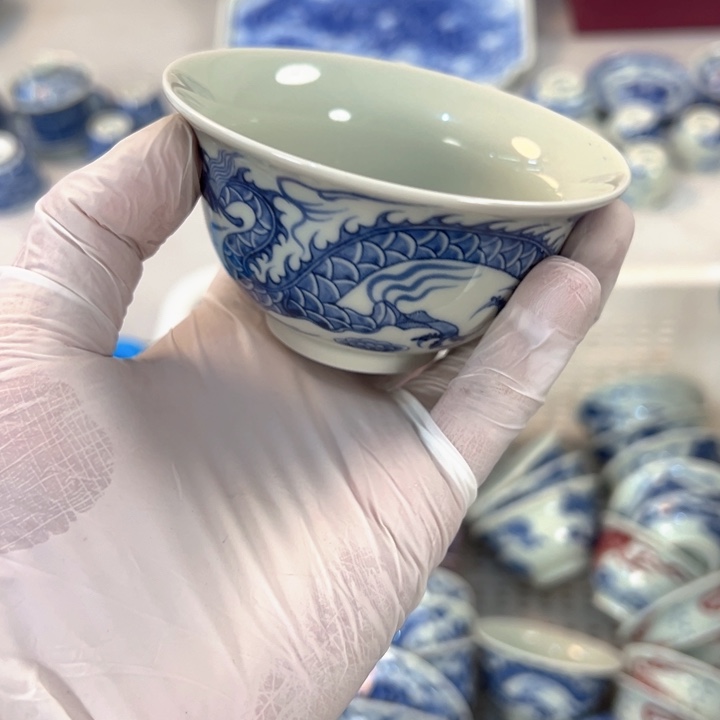 瓷片白青花铠甲龙压手杯全品