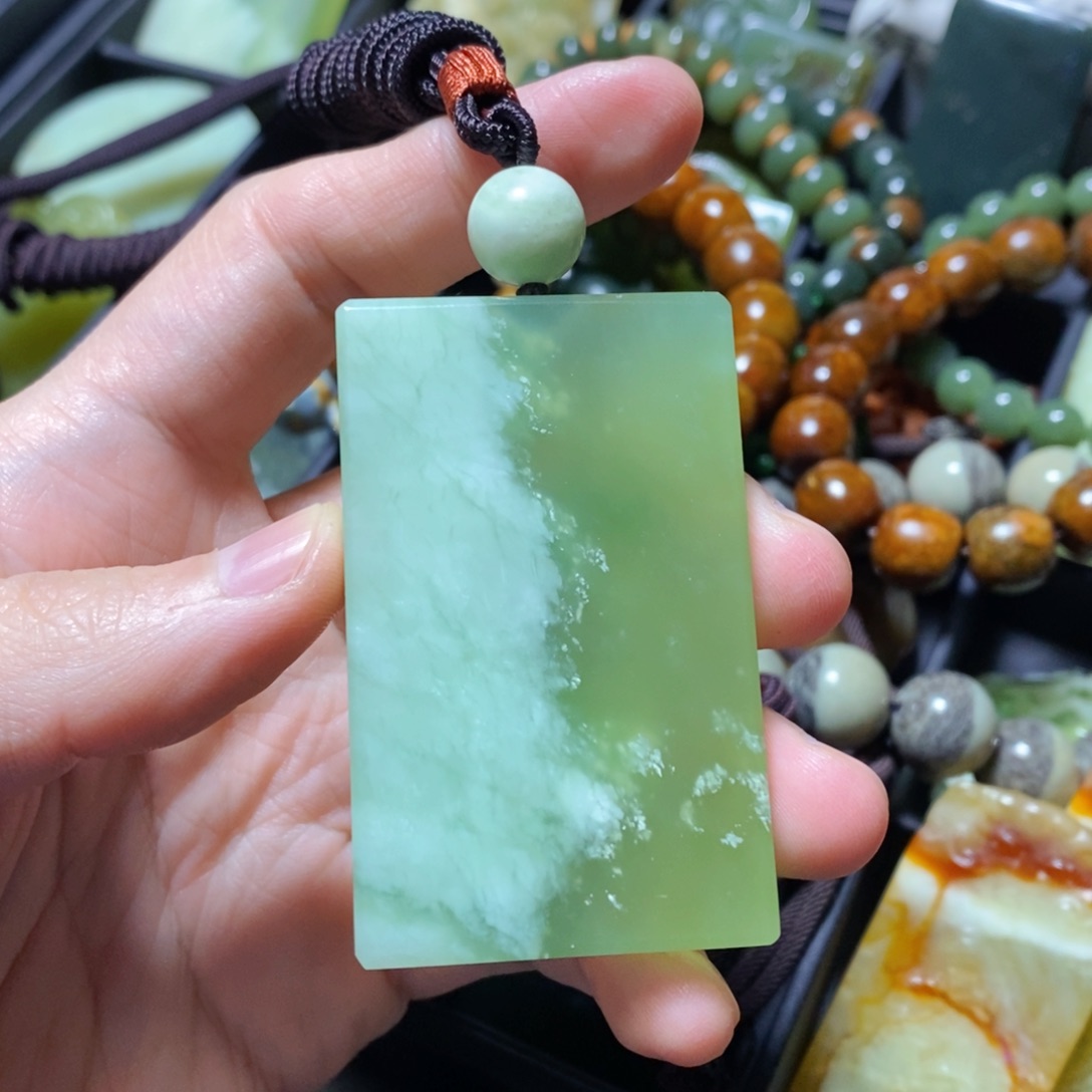 蛇纹石玉未镶嵌颈饰