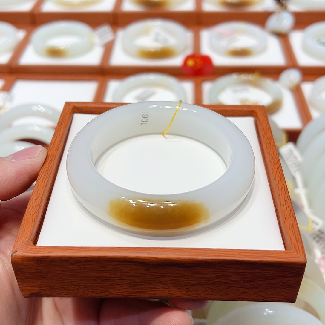 和田玉手镯未镶嵌且末一口蜜红糖