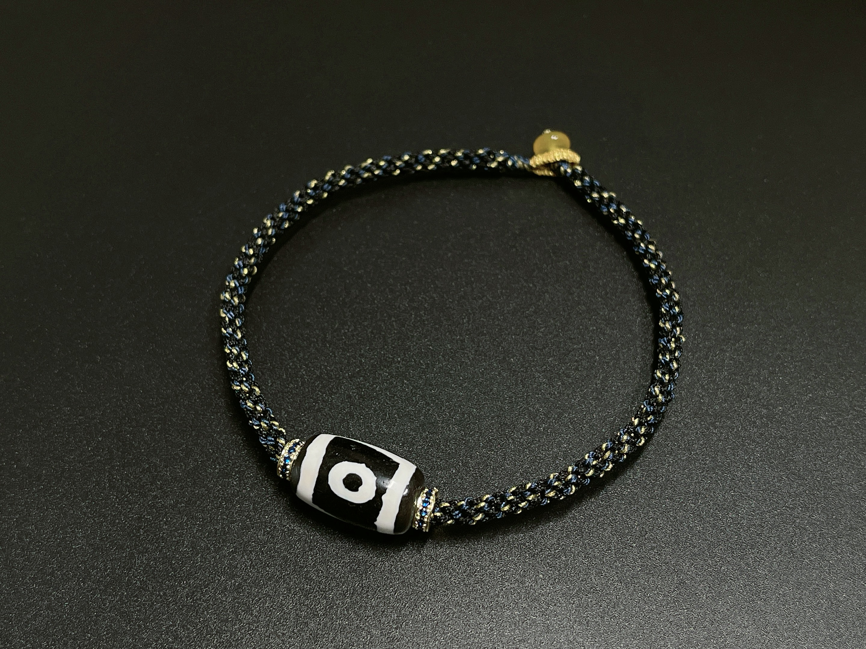 小尺寸黑白两眼手链