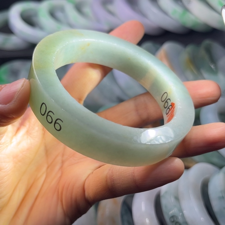 定制翡翠未镶嵌手镯