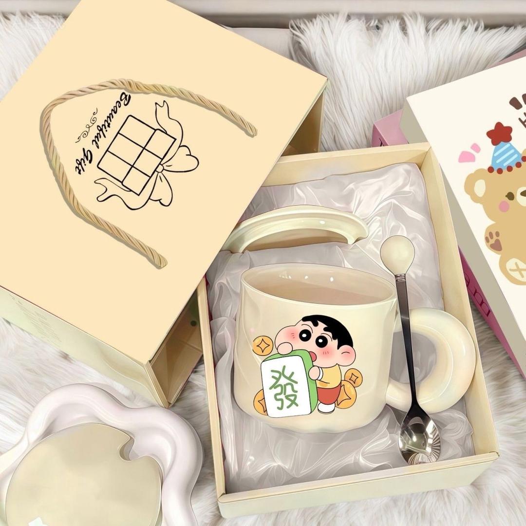 可爱fufu蜡笔小新马克杯送男女生高颜值有意义生日带盖勺陶瓷杯zw