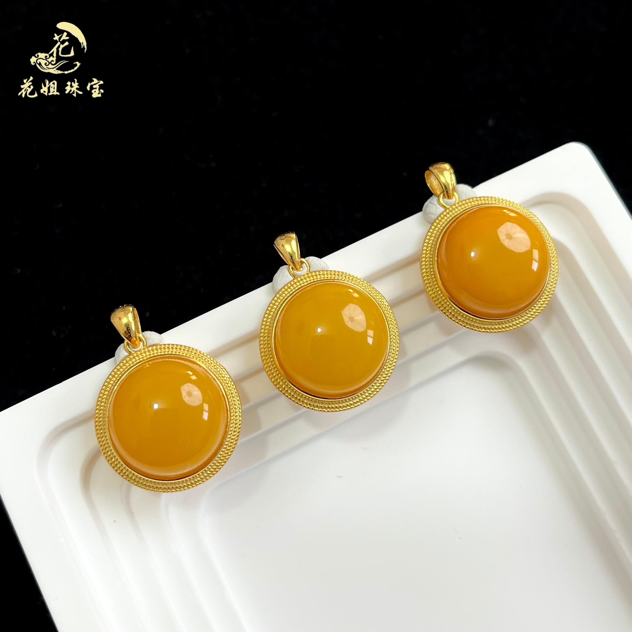 D78天然蜜蜡S925银镶圆牌吊坠20*7mm多样性发其一 精美镶嵌鸡油黄