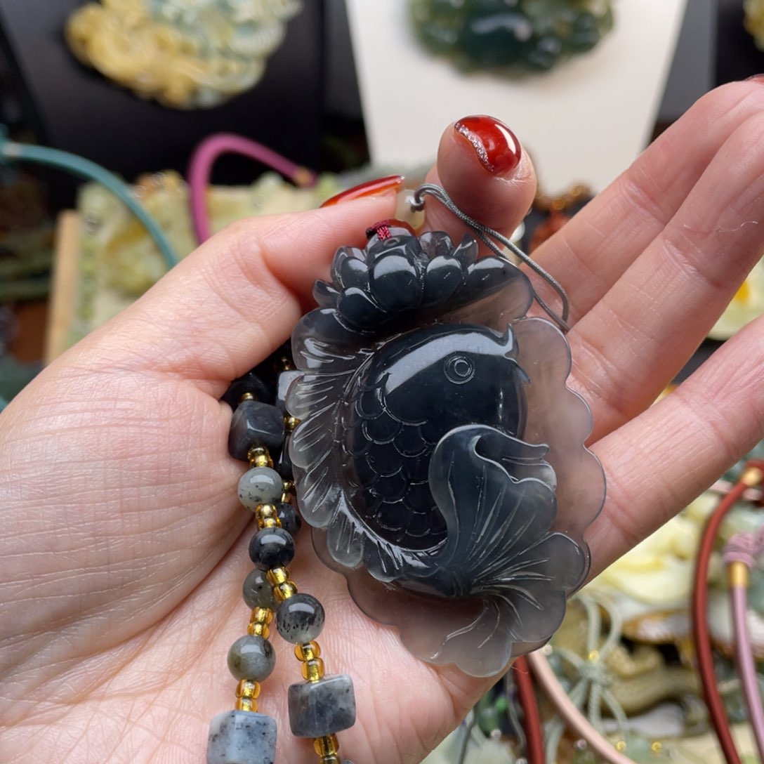 蛇纹石玉颈饰未镶嵌