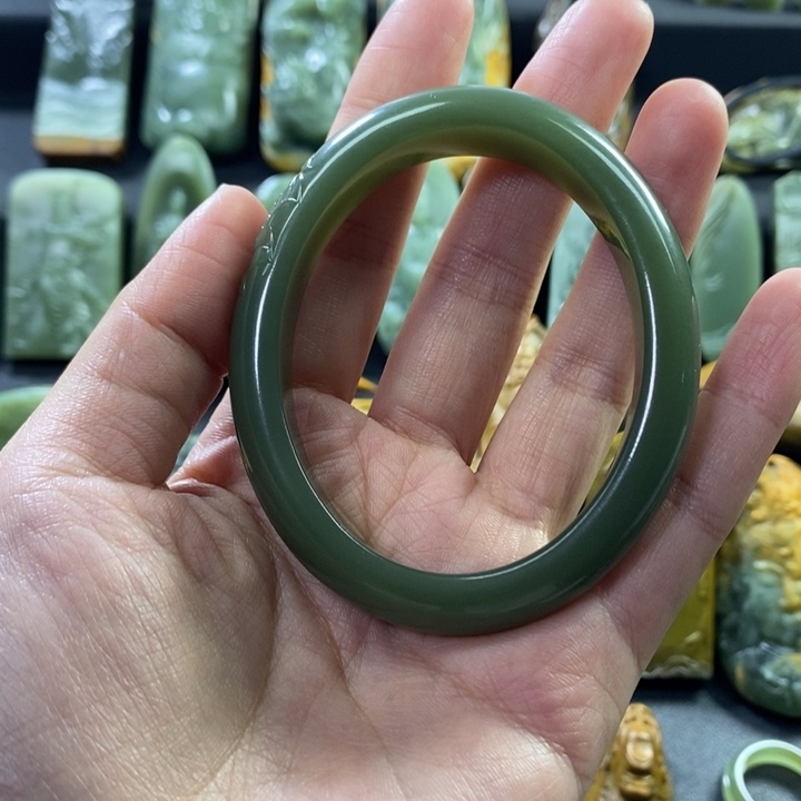 岫岩老玉（透闪石质玉）手镯未镶嵌子*