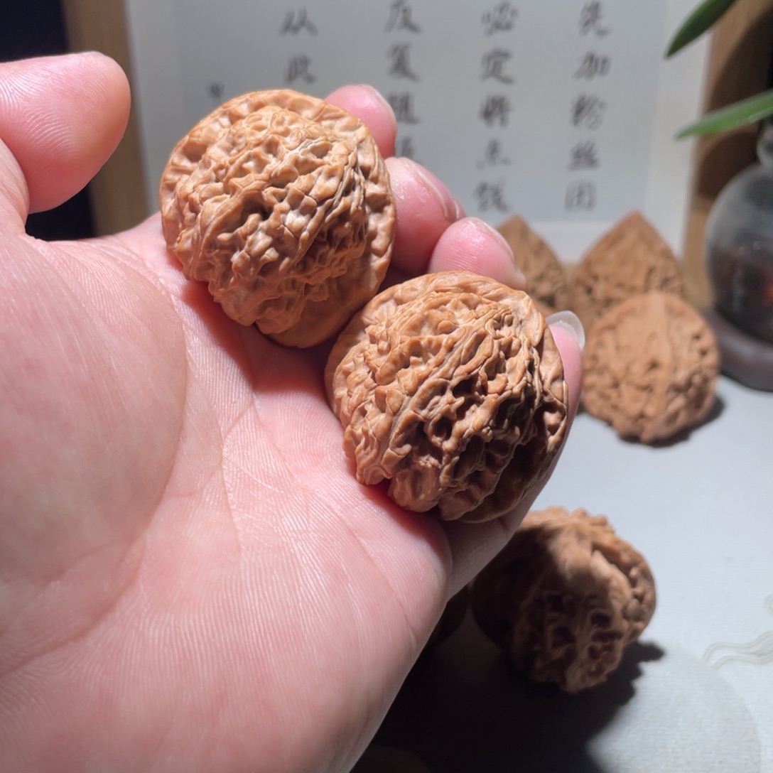 文玩核桃吊坠三角白40