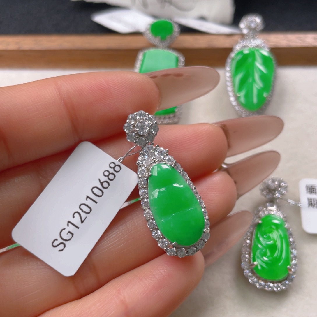 翡翠颈饰银S925镶嵌翡翠