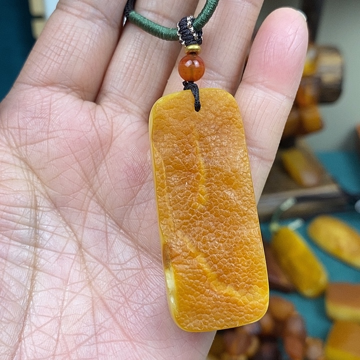 蜜蜡未镶嵌颈饰无事牌