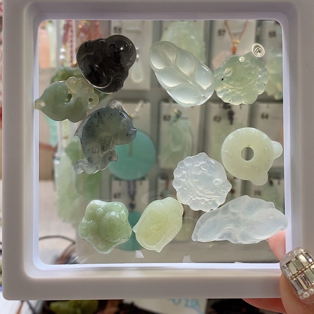 蛇纹石玉颈饰未镶嵌