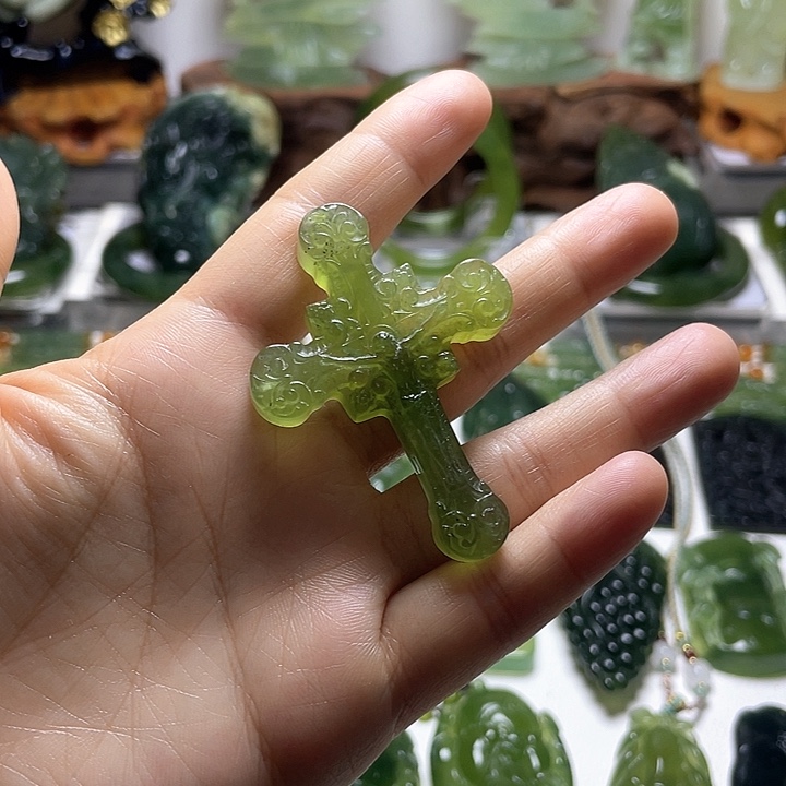 蛇纹石玉颈饰未镶嵌