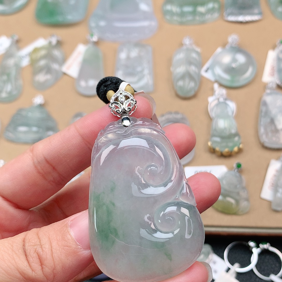 翡翠颈饰18K金镶嵌如意