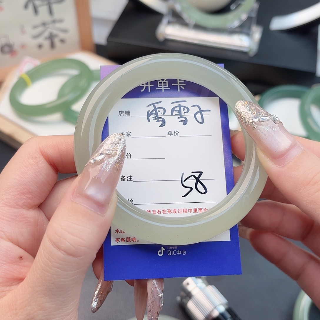 雪****石英质玉未镶嵌手镯