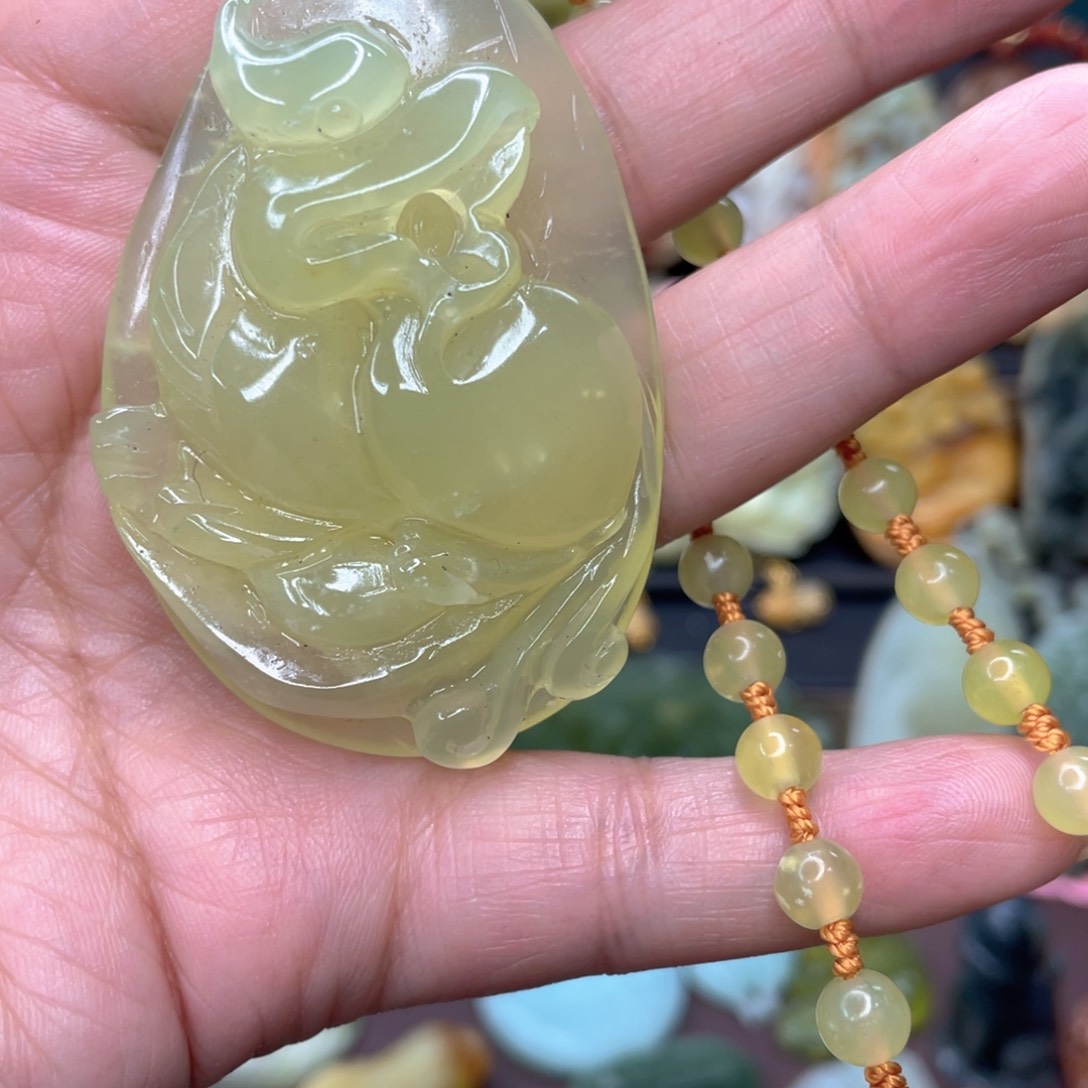 蛇纹石玉颈饰未镶嵌
