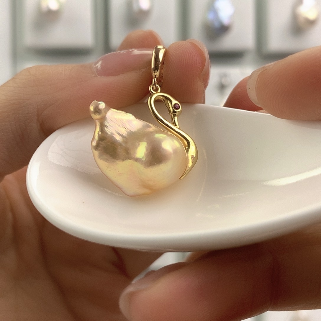 淡水珍珠银S925镶嵌颈饰皇*?