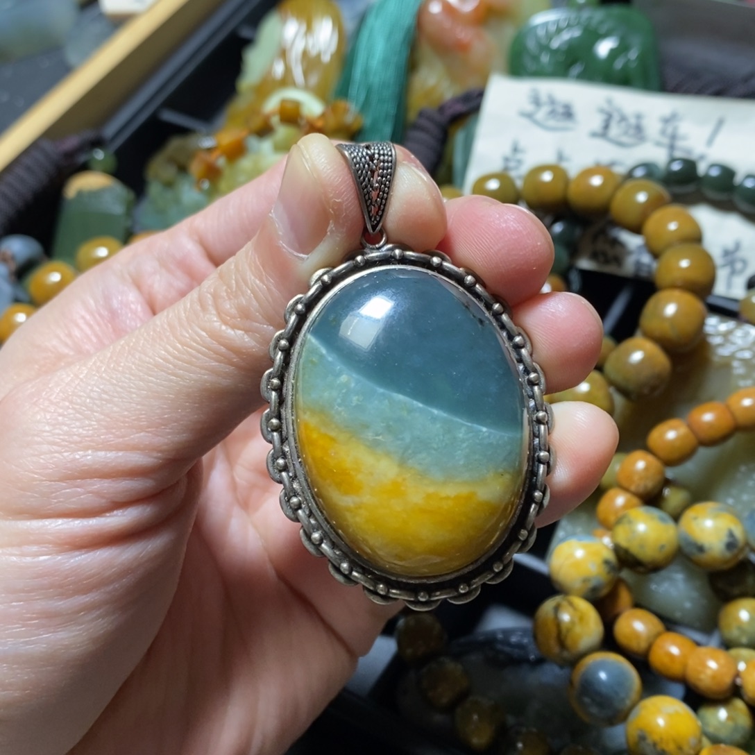 赵***路蛇纹石玉未镶嵌颈饰