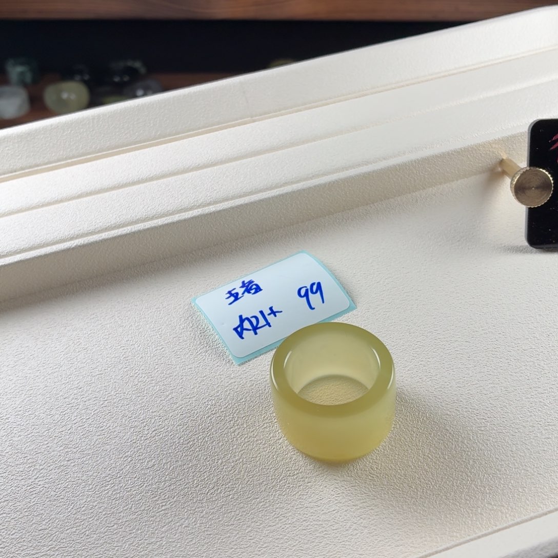 王***耀蛇纹石玉未镶嵌戒指