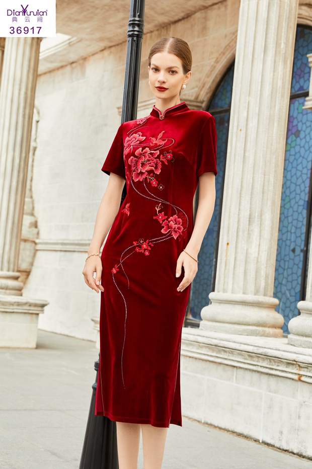 36917短袖旗袍，薄丝绒面料，刺绣点钻气质优雅
