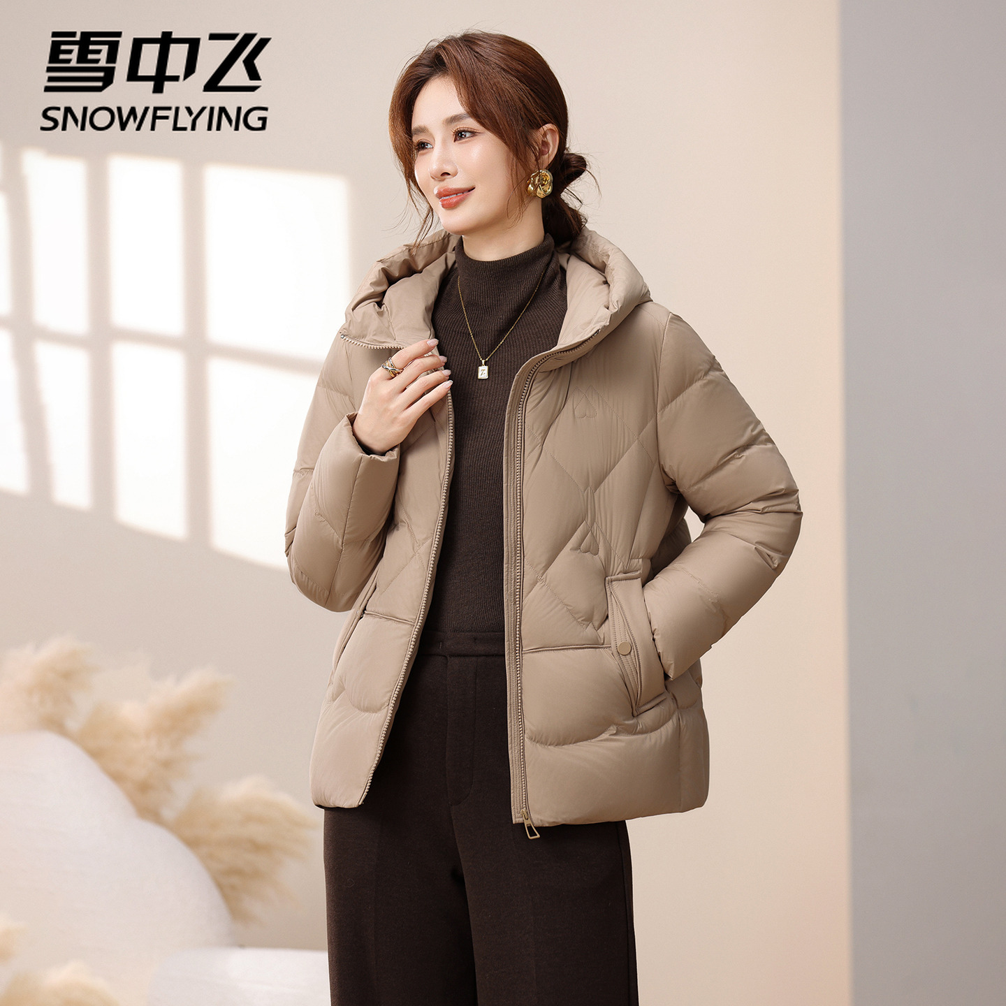 2025年冬季新款妈妈装连帽女短款加厚中老年鸭绒外套