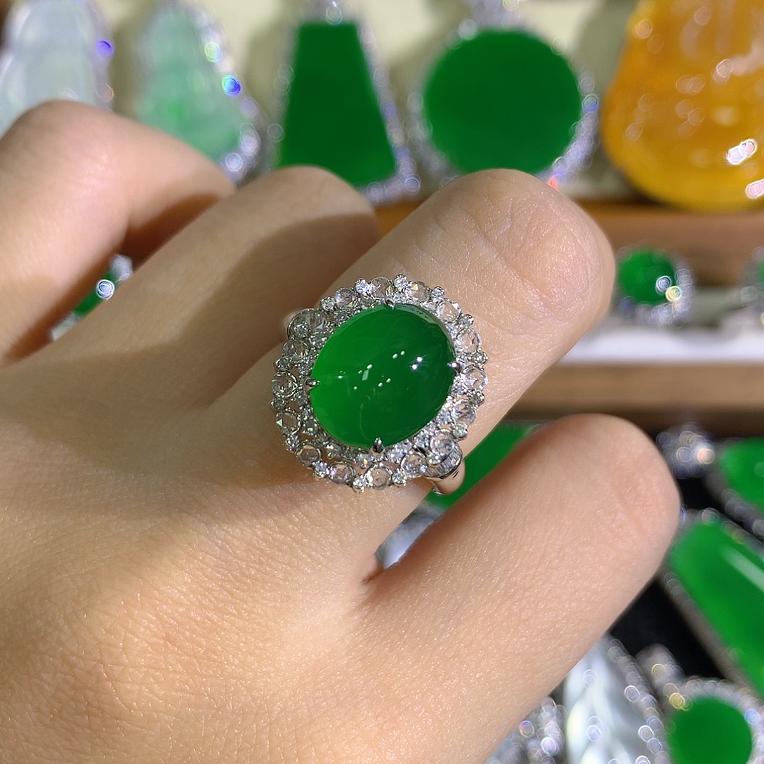 翡翠18K金镶嵌戒指蛋面