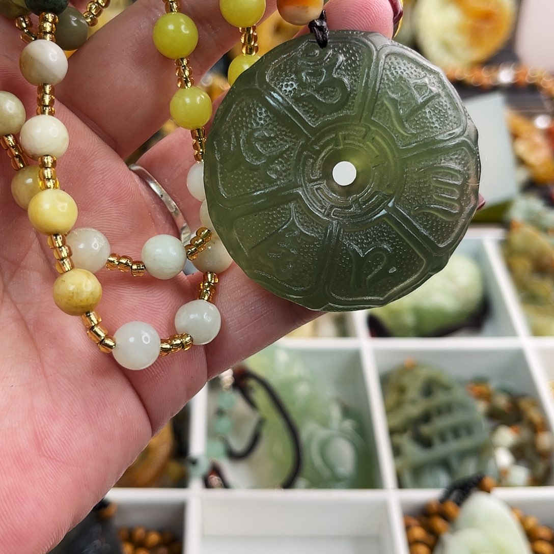 蛇纹石玉颈饰未镶嵌