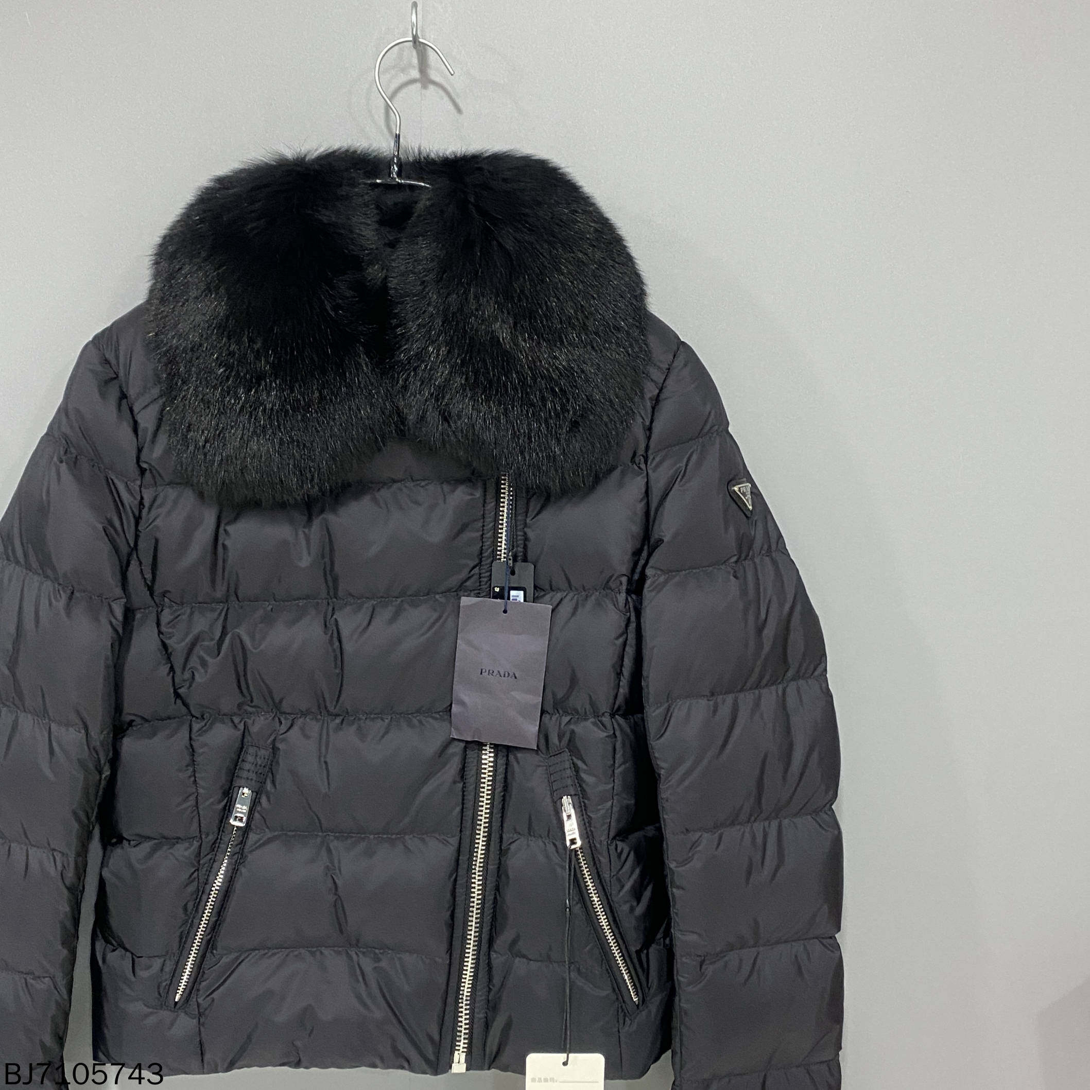 未使用 Prada/普拉达 黑色三角标毛领羽绒服/42码/05743
