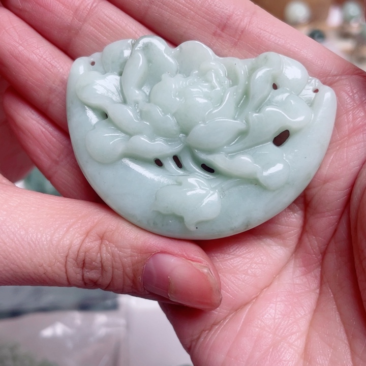 透闪石-蛇纹石玉未镶嵌颈饰