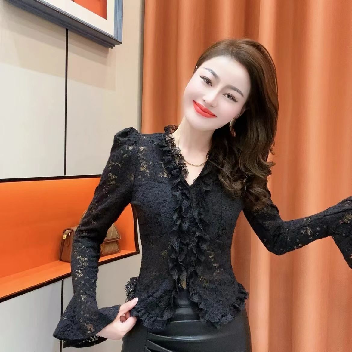 元素多自制款2025秋季新款时尚花边v领蕾丝打底衫女2025最新爆款