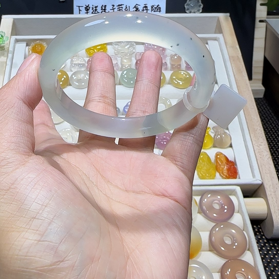 玛瑙/玉髓未镶嵌手镯漂沙微扣手58