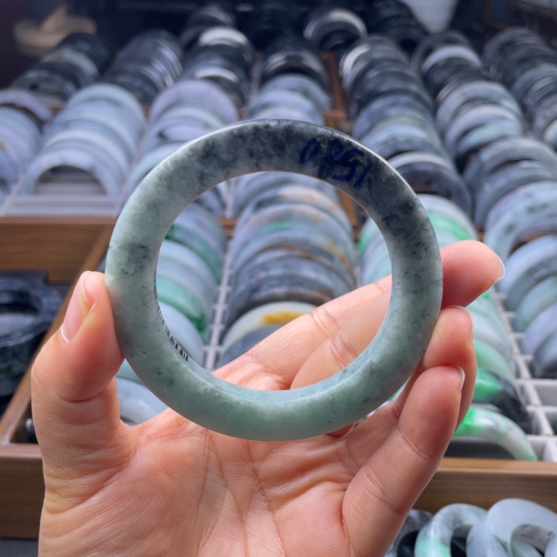定制翡翠未镶嵌翡翠手镯