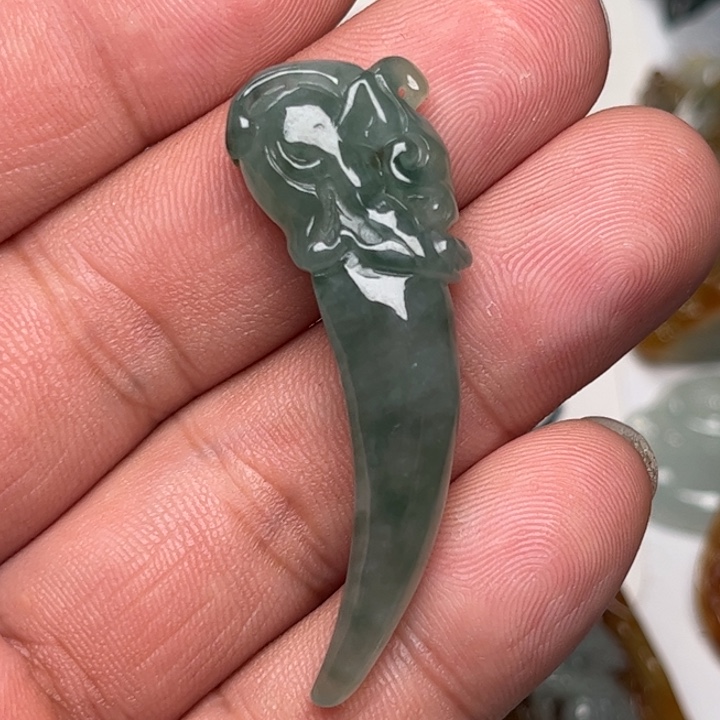 翡翠未镶嵌颈饰龙牙