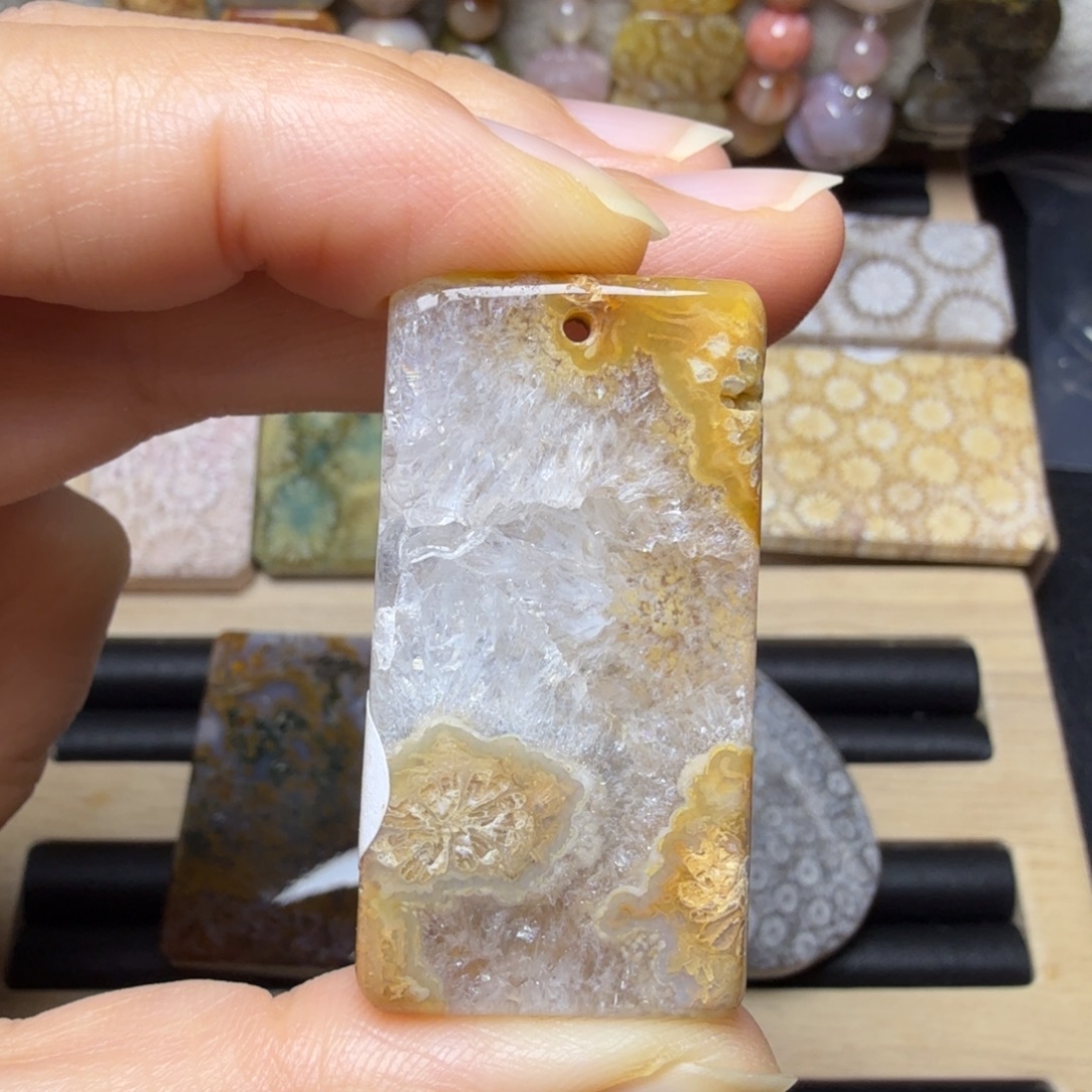 石英质玉未镶嵌冰封的花，有晶洞